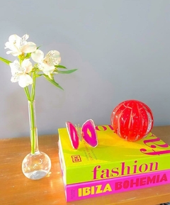 livro caixa fashion verde com detalhes em rosa com trouxinha de murano borboleta de ágata rosa e vaso tubo balão pequeno