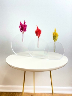 trio de Vaso solitário redondo em acrílico P em mesa de canto decorando a sala