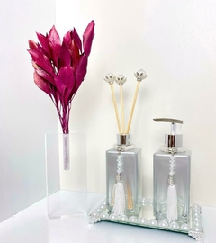 Kit lavabo - saboneteira e difusor prata com cordão de brilho com vaso retangular em acrílico