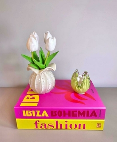 livro caixa fashion verde com detalhes em rosa com trouxinha de murano marfim e flor permanente tulipa branca