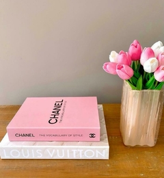 Tulipas rosas permanentes artificiais com livro caixa chanel e murano rosa