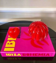 Livro caixa Ibiza grande com capa rosa e detalhes em amarelo e vermelho e murano vermelho