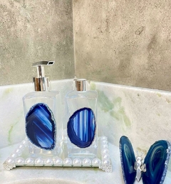 Kit lavabo - saboneteira e difusor ágata azul na bandeja de pérola com espelho e borboleta de ágata azul prata