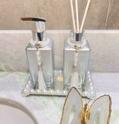 Kit lavabo - saboneteira e difusor prata com cordão de brilho na bancada do banheiro com bandeja de pérola e espelho e borboleta de ágata natural branca