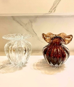 Vaso trouxinha de vidro murano na cor marrom, com detalhes em claro e formato ondulado.