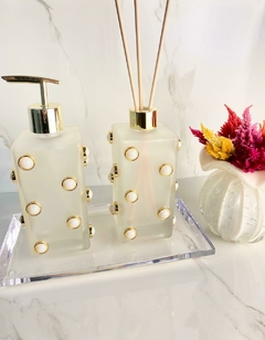 kit lavabo saboneteira e difusor com pérolas douradas  com bandeja diamantada acrílico trouxinha murano