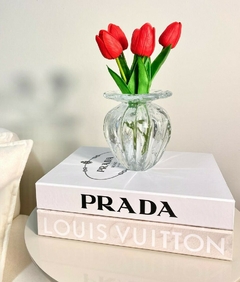 trouxinha em murano transparente com tulipa vermelha permanente no livro caixa de marca de luxo prada e LV