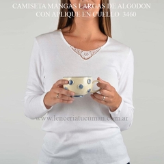 ETIQUETA CAMISETA MANGAS LARGAS DE ALGODON CON APLIQUE EN CUELLO BLANCO 3460B