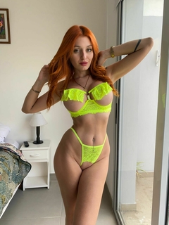 CHAR CONJUNTO EROTICO CON ARO DE ENCAJE BUSTO DESCUBIERTO CON VOLADO Y TANGA HILO DE ENCAJE ABIERTA AMARILLO FLUOR 98AF - comprar online