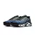Air Max TN Plus "Icons", destacando seu design único e detalhes em várias cores. Disponível agora na Estilo de Quebrada.