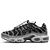 Air Max TN Plus "Lace Toggle - Black Metallic Silver", destacando o design preto com detalhes metálicos em prata e o sistema de cordão ajustável. Disponível agora na Estilo de Quebrada.