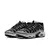 Air Max TN Plus "Lace Toggle - Black Metallic Silver", destacando o design preto com detalhes metálicos em prata e o sistema de cordão ajustável. Disponível agora na Estilo de Quebrada.