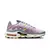 Air Max TN Plus "Violet Dust High Voltage", destacando seu design com tonalidades de violeta e detalhes de alta voltagem. Disponível agora na Estilo de Quebrada.