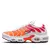 Air Max TN Plus "White Sunrise", mostrando o design elegante em branco com detalhes inspirados no nascer do sol. Disponível agora na Estilo de Quebrada.