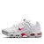 Air Max Plus Utility "White Red", destacando seu design elegante com tons de branco e vermelho. Disponível agora na Estilo de Quebrada.