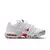 Air Max Plus Utility "White Red", destacando seu design elegante com tons de branco e vermelho. Disponível agora na Estilo de Quebrada.