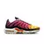 Air Max TN Plus "Raspberry Red", com uma cor vibrante e design icônico, disponível na Estilo de Quebrada.