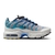 Air Max TN Plus "Light Smoke Blue Lightning", destacando seu tom azul suave e detalhes luminosos. Disponível agora na Estilo de Quebrada.