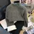 Chaquetas de cuello alto con botones dorados, en internet