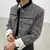 Chaquetas de cuello alto con botones dorados,