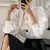 Camisa con botones elegantes en internet