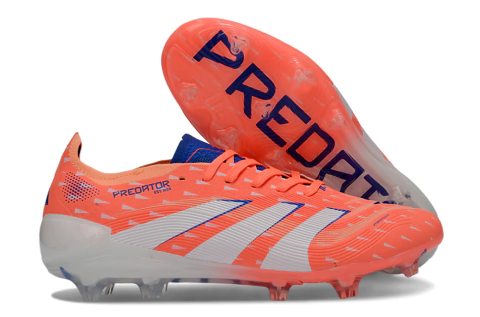 Chuteira de futebol Adidas Predator Elite 25 FG na cor coral blaze com detalhes brancos e azuis, vista lateral e solado com cravos para campo