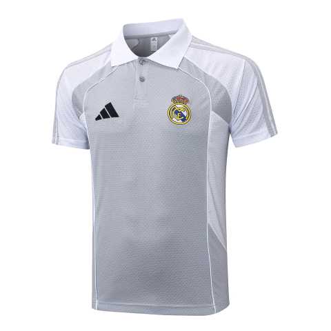 Camisa polo masculina do Real Madrid 25/26 Adidas em tom cinza claro com detalhes brancos e logo do clube bordado no peito.