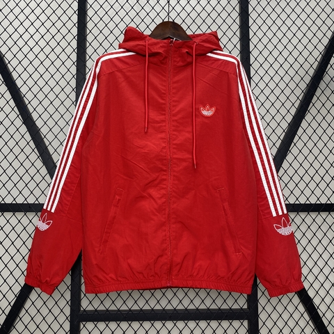 Jaqueta corta vento masculina da Adidas na cor vermelha, com capuz e detalhes em branco nas mangas.
