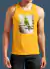 Homem usando uma regata amarela com estampa de um periquito-de-encontro-amarelo.