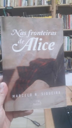 Nas Fronteiras de Alice - Autor: Marcelo Siqueira (2016) [usado]