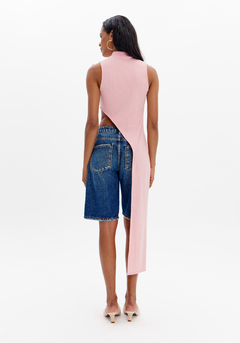 Blusa Com Gola Alta Assimétrica na internet