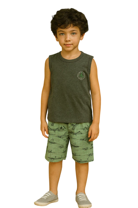 Menino vestindo conjunto de verão com regata sem mangas cinza escuro e bermuda verde estampada