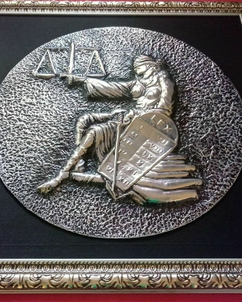 QUADRO DEUSA DA JUSTIÇA SENTADA