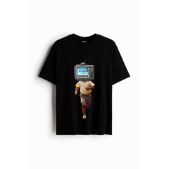 Polera negra con un diseño gráfico de un niño corriendo, cuyo rostro está reemplazado por una televisión antigua mostrando la palabra "HORX".