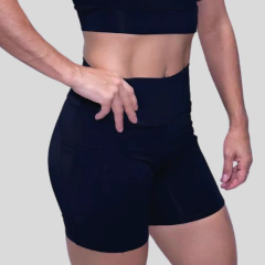 Conjunto short e top com bolso preto na internet