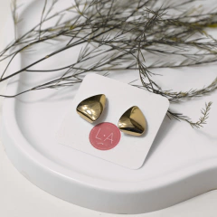 BRINCO TRIANGULAR POLIDO BANHADO A OURO 18K na internet