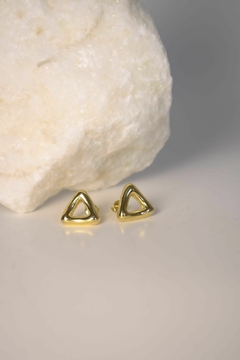 BRINCO TRIÂNGULO VAZADO LISO BANHADO A OURO 18K - comprar online