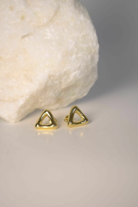 BRINCO TRIÂNGULO VAZADO LISO BANHADO A OURO 18K - comprar online
