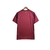 Camisa vermelha de torcedor da seleção da Bélgica, com detalhes em preto e dourado, vista pela parte de trás.