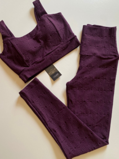 AGUARDE REPOSIÇÃO! 
Conjunto jacquard na cor roxa composto por um top e uma legging, com detalhes texturizados.

