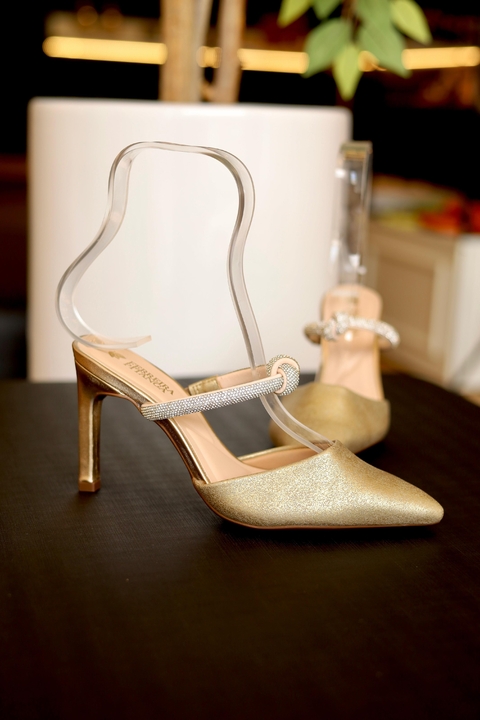 Scarpin com detalhe de strass