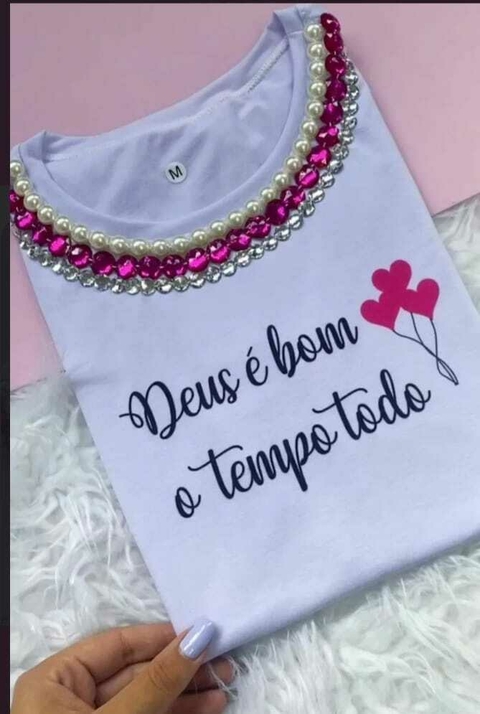 T-SHIRT LUXE BRANCA COM PEDRARIAS – “DEUS É BOM O TEMPO TODO”