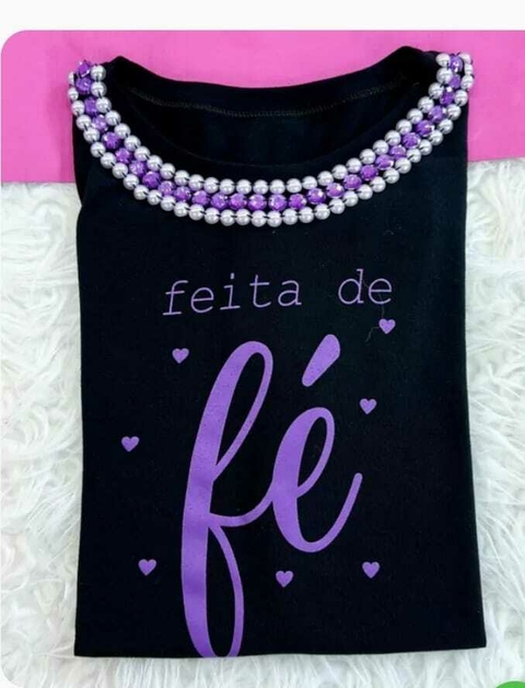 T-SHIRT LUXE PRETA COM PEDRARIAS – “FEITA DE FÉ”