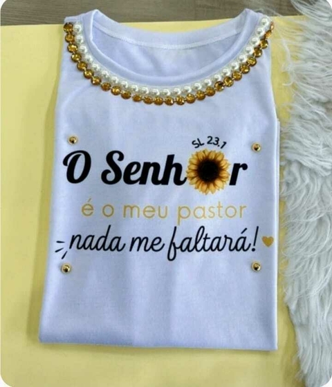 T-SHIRT LUXE BRANCA COM PEDRARIAS – “O SENHOR É MEU PASTOR”