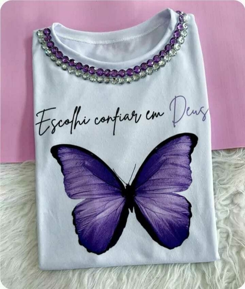 T-SHIRT LUXE BRANCA COM PEDRARIAS – “ESCOLHI CONFIAR EM DEUS”