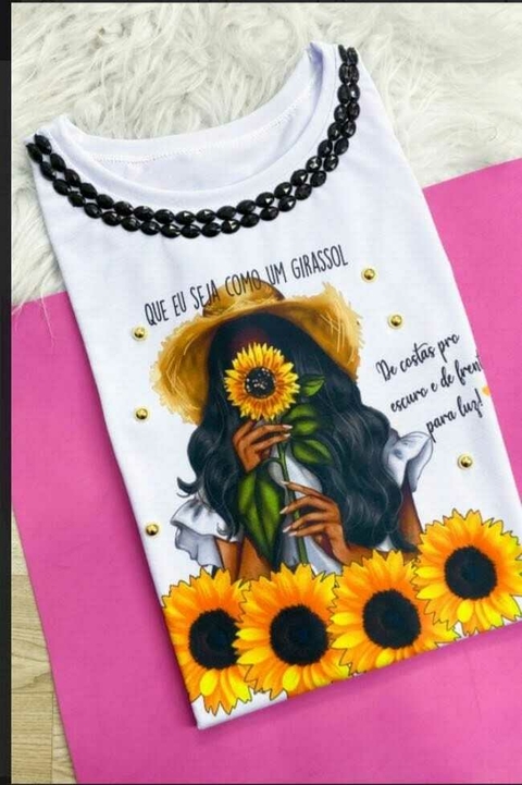 T-SHIRT LUXE BRANCA COM PEDRARIAS – “QUE EU SEJA COMO UM GIRASSOL”