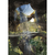 Pintura decorativa de uma cachoeira dentro de uma caverna, com vegetação ao redor e luz natural iluminando a cena.