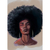 Ilustração de uma mulher com cabelo black power, destacando seus traços e expressões faciais.