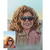 Retrato digital de mulher sorridente com cabelo cacheado e óculos escuros, representando uma pintura exclusiva de torso.