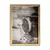 Quadro decorativo em fotografia em preto e branco de uma máquina antiga enferrujada, com detalhes visíveis da engrenagem e estrutura.
